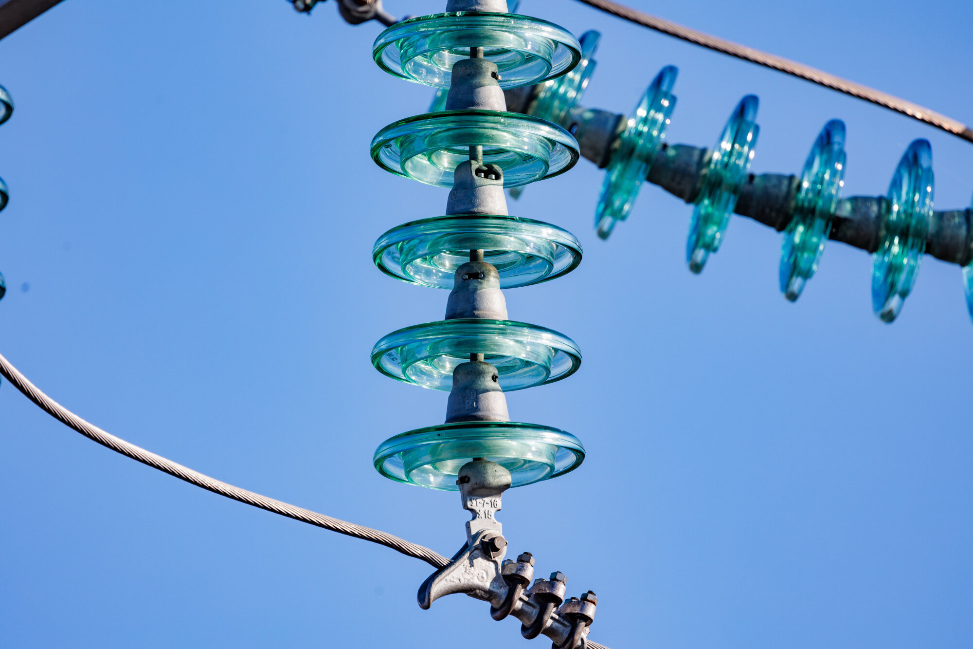 Филиал ПАО «Россети» обновил изоляцию на 14 магистральных ЛЭП Липецкой области